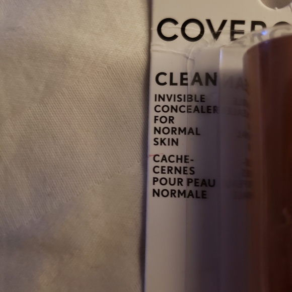 COVERGIRL Clean Invisible Lightweight Concealer, Honey - Picture 2 of 5